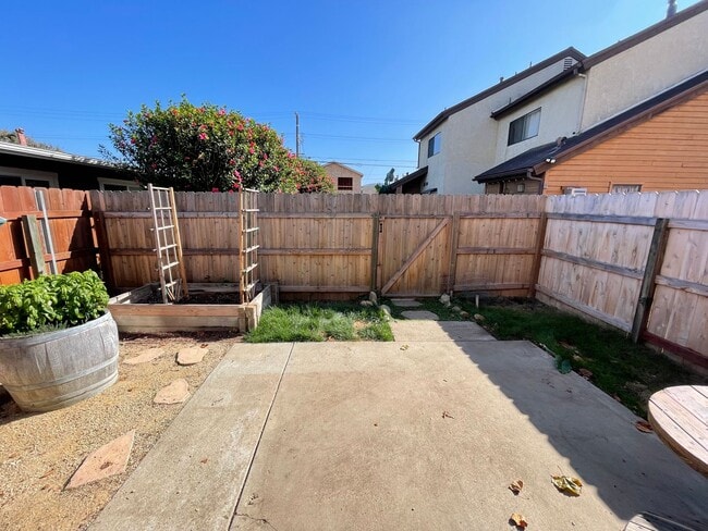 Building Photo - Two Bedroom Condo on Southside