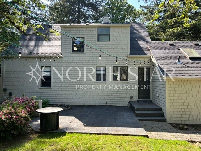 Building Photo - Newly Remodeled Lake Oswego Cottage With Lake Access.