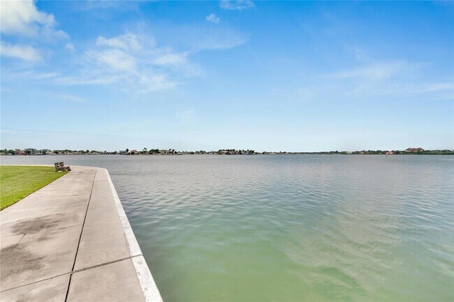 Building Photo - 7700 Sun Island Dr S