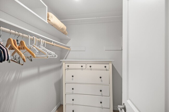 Building Photo - Luxurious 2 Bedroom, 2 Bathroom Condo for Rent