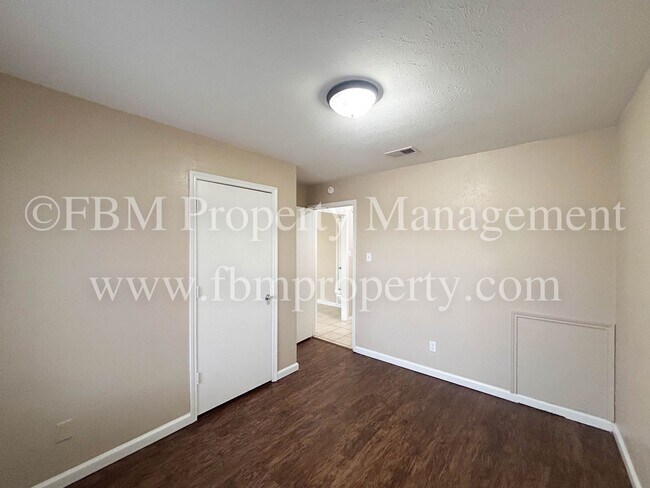 Building Photo - 1211 Old Bardwell Rd