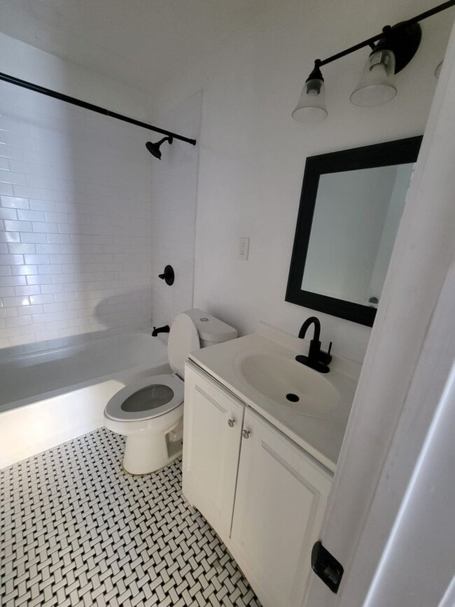 Building Photo - For Rent: Charming 2 Bed / 1 Bath Duplex with Backyard. We accept section 8.