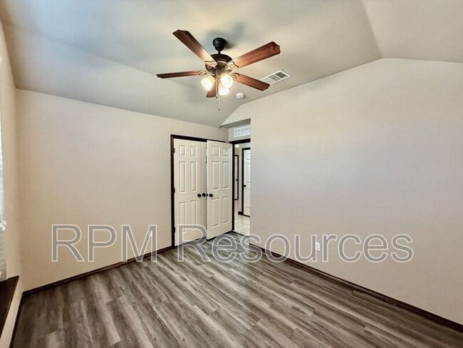 Building Photo - 5601 Sanderling Rd