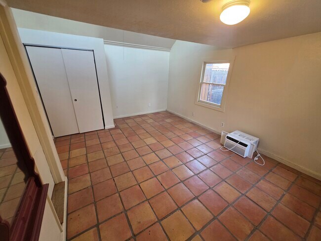 Building Photo - 1440 Hall Ave