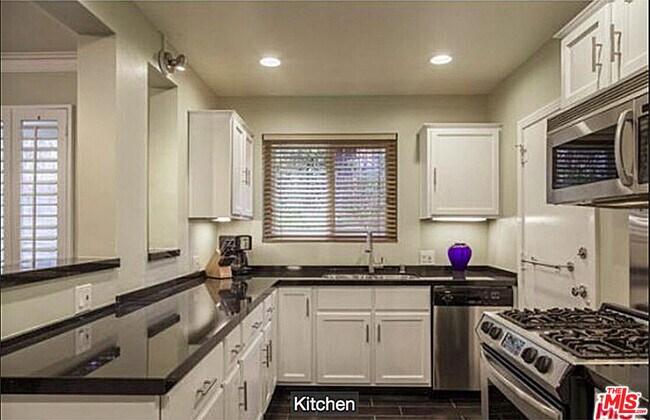 Building Photo - 1219 Sunset Plaza Dr Dr