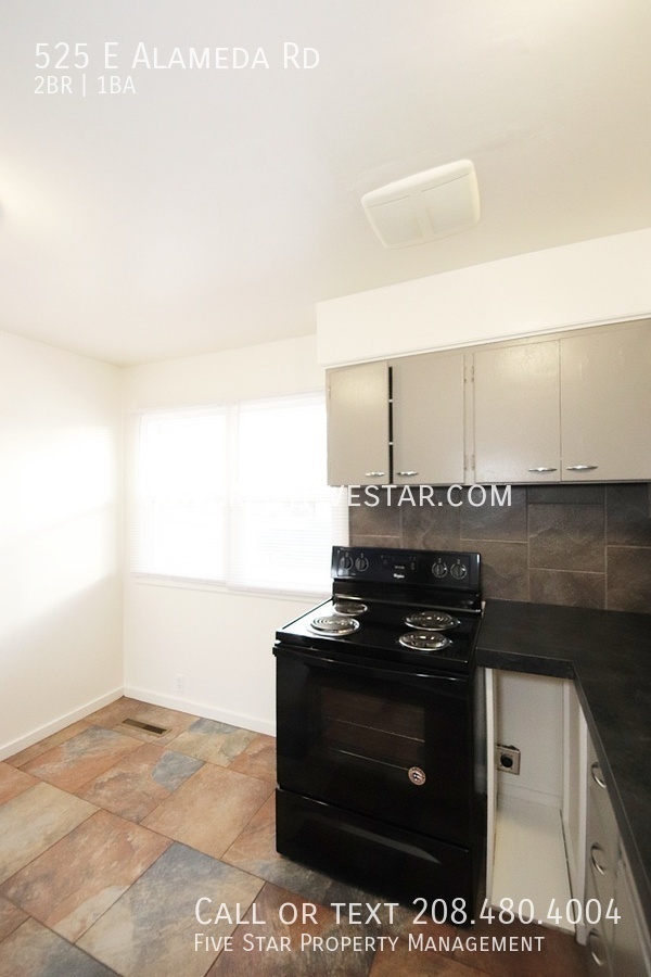 Building Photo - Cozy Upstairs Apartment Available! Visit r...