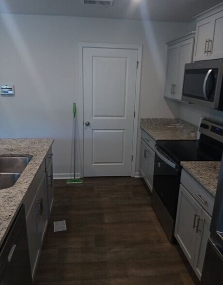 Building Photo - 271 Lilys Pl