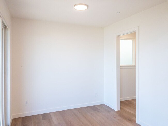 Building Photo - Stunning, Fully Remodeled Jr. 1bd/1ba! Remodeled! Private Deck! Parking! Laundry! PROGRESSIVE!