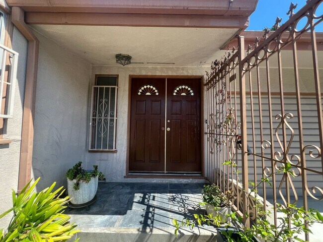 Building Photo - Spacious 3B 1.5BA Single Family Residence ...