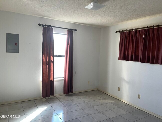 Building Photo - 4006 Skyline Ave