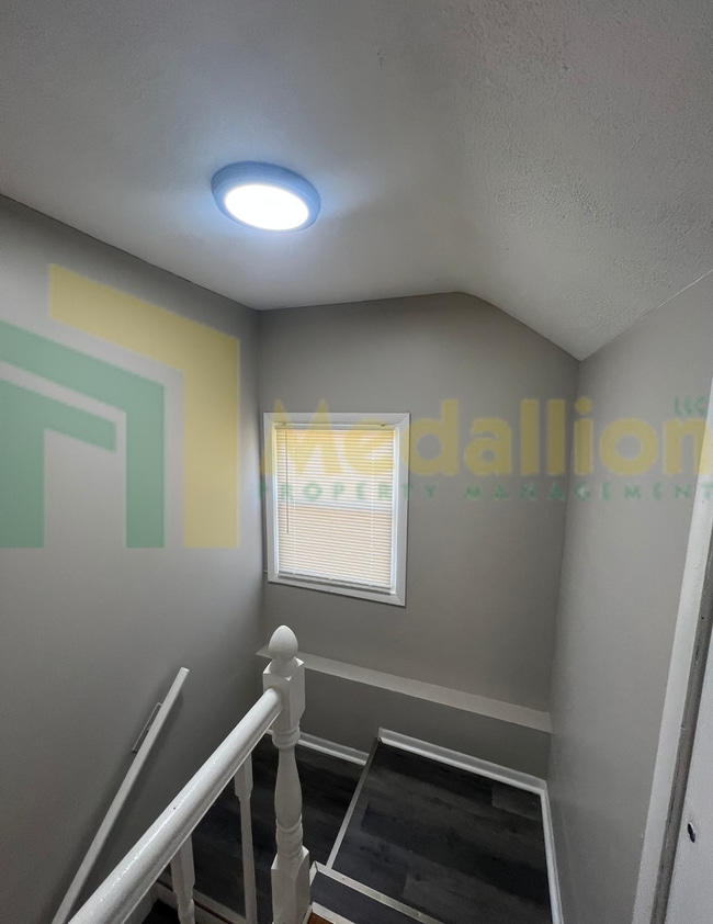 Building Photo - Spacious 4-5 Bedroom, 2-Bath Corner Lot Ho...