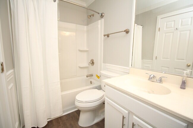 Building Photo - 698 Fieldcrest Dr