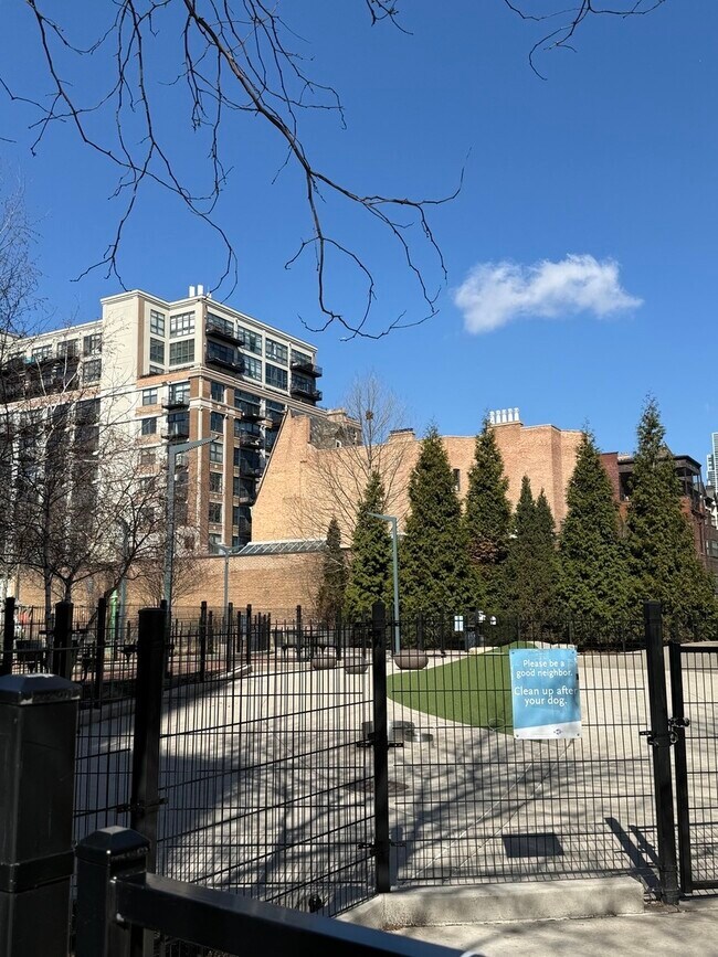 Building Photo - 320 E 21st St