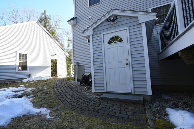 Building Photo - 15 Sabatus Rd