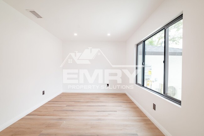 Building Photo - Amazing Deal 3 Bed 2 Bath House 1/2 Month ...