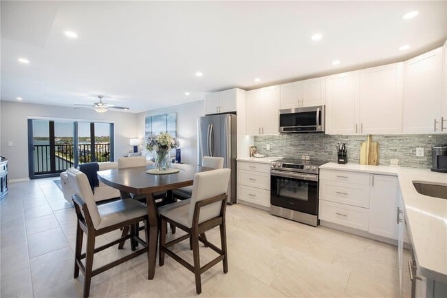 Building Photo - 7300 Sun Island Dr S