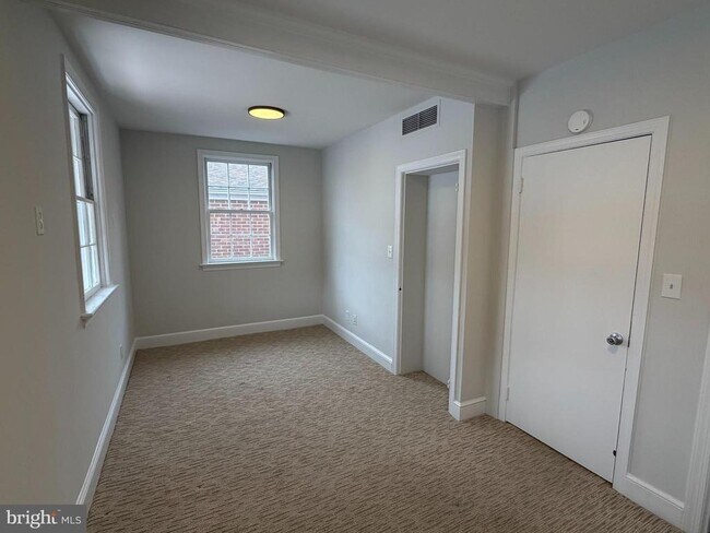 Building Photo - 123 N Washington St