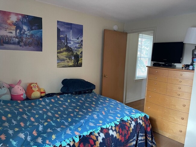 Building Photo - AVAILABLE JUNE 1ST -4 bed/ 2 bath Home Near Campus!