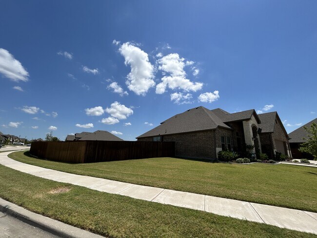 Building Photo - 541 Firethorn Dr