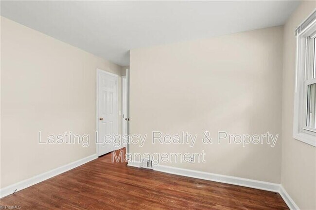 Building Photo - 1200 Lamont Dr