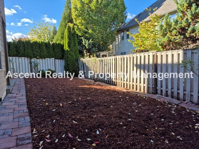Building Photo - Available Immediately Minutes to Orenco Sh...