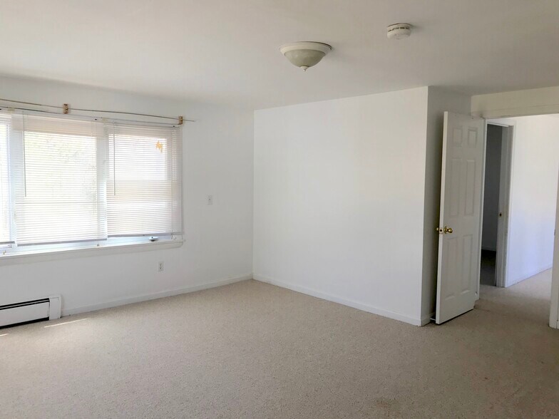 Building Photo - 21 Central St