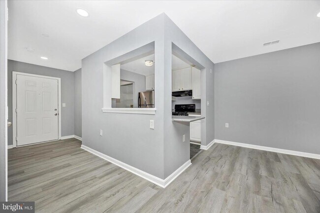 Building Photo - 10001 Vanderbilt Cir