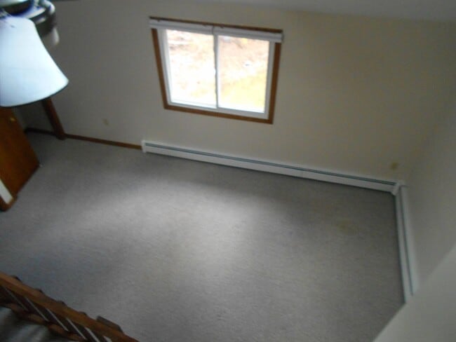 Building Photo - Derry Townhouse for Rent- 2 Bedrooms + Loft!  Available Nov 15!