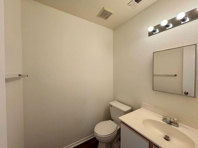 Building Photo - 2013 Rim Rock Dr