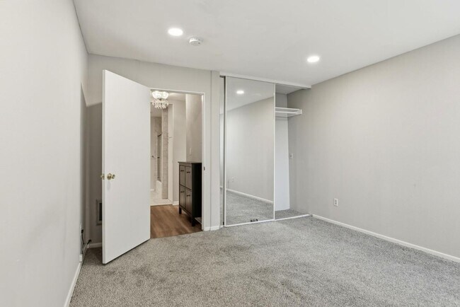 Building Photo - 6542 Ocean Crest Dr