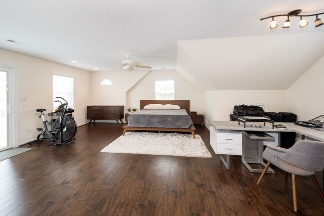 Building Photo - Immaculate 3 bedroom 2 bath bungalow at Oc...