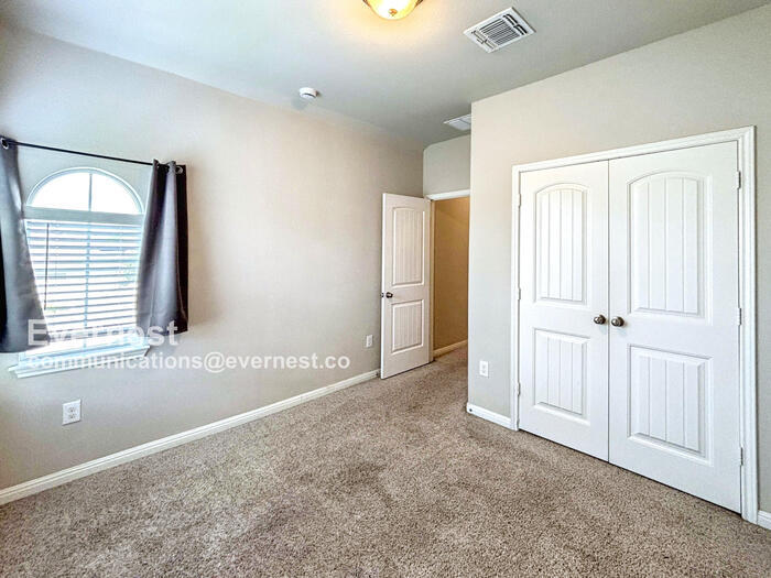 Building Photo - 1701 Logan Dr