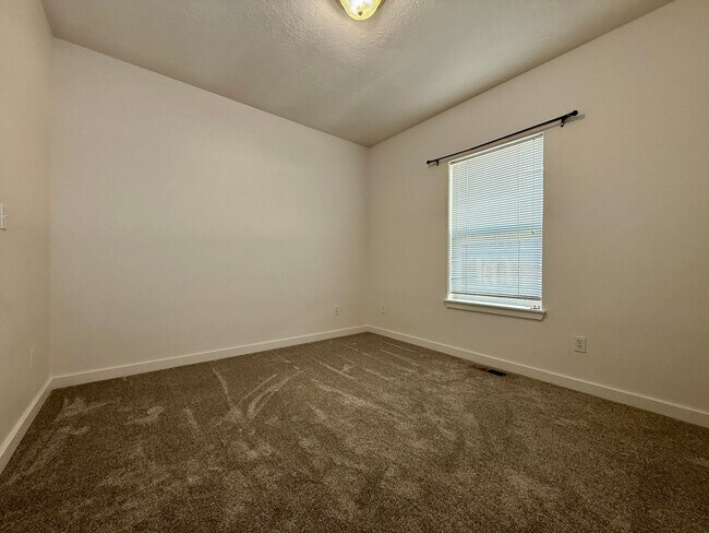 Building Photo - SCHEDULE A TOUR TO VIEW THIS VERY SPACIOUS HOME IN REDMOND!!