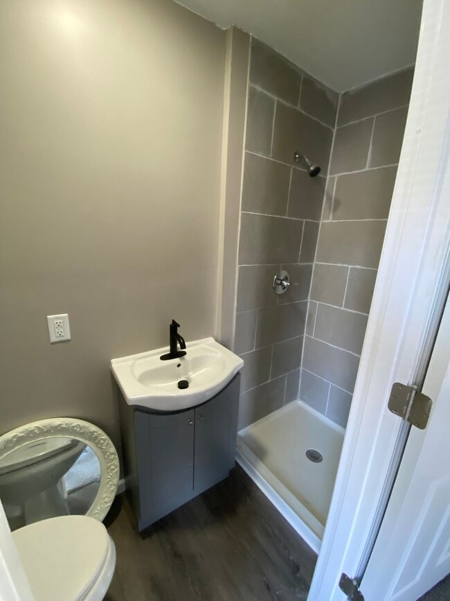 Building Photo - 942 N Schuyler Ave