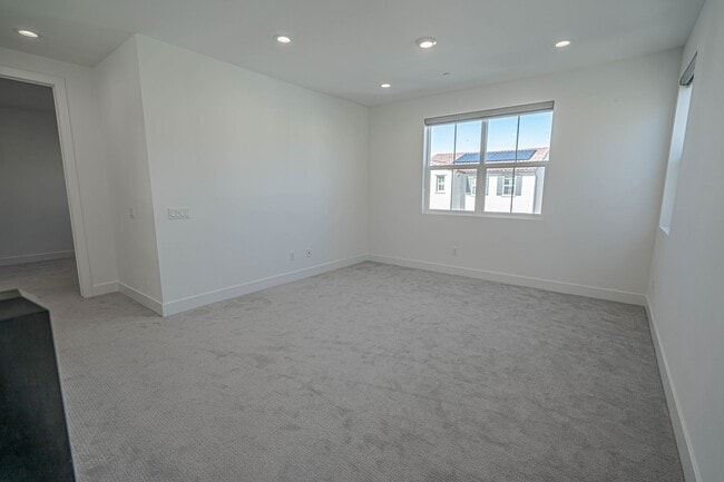 Building Photo - 5-Bedroom Home with Loft in Gated Victoria at Plum Canyon!