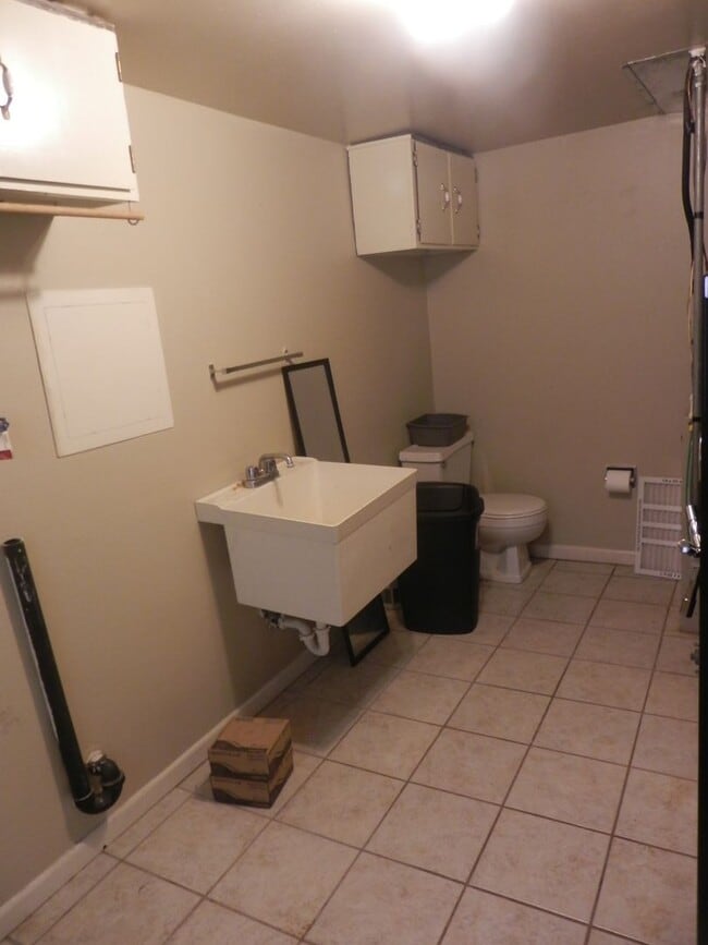 Building Photo - Quality 3 Bedroom 1.5 Bathroom Townhouse
