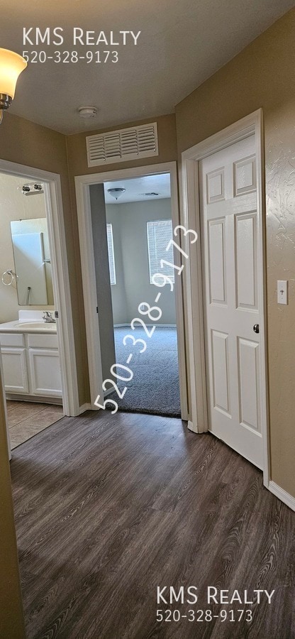 Building Photo - 7178 S Oakbank Dr