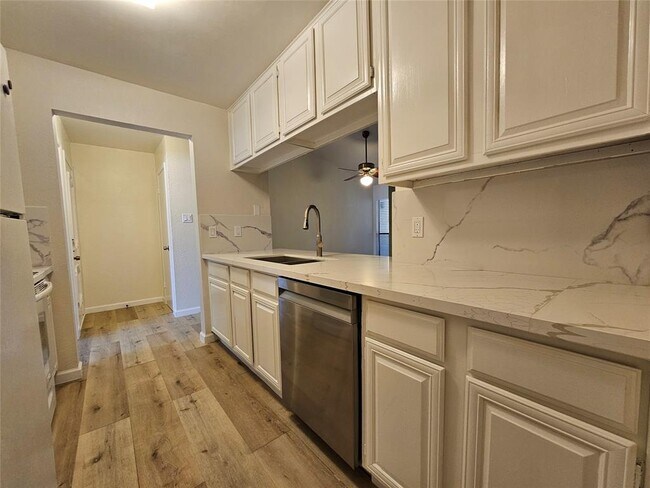 Building Photo - 806 W 24th St