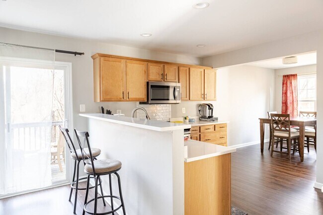 Building Photo - 301 Rollason Dr
