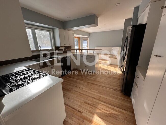 Building Photo - 5 Bedroom 3 Bathroom Single Family Home in Burnsville