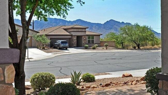 Building Photo - Oro Valley Executive home! Former model in...