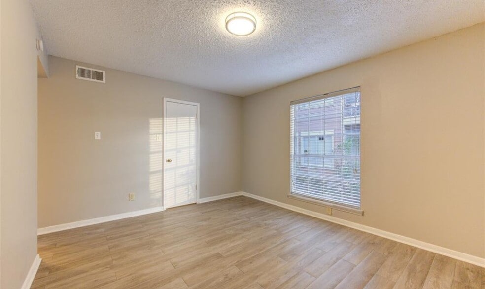 Building Photo - 12200 Overbrook Ln