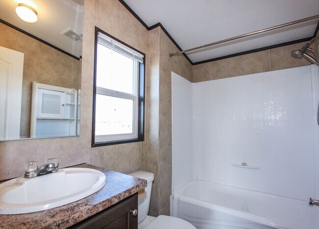 Building Photo - 3 bedroom 2 Bathroom - Horse Property