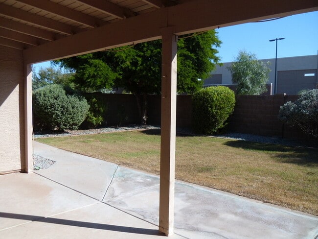 Building Photo - 3 bed 2 bath single level house in core Ch...