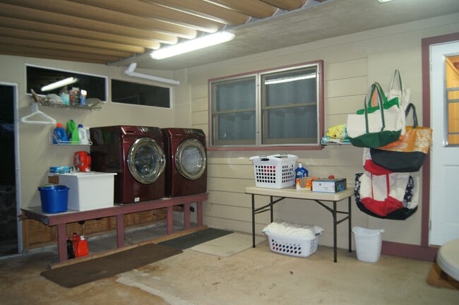 Building Photo - 1 bedroom 1 bath close to town