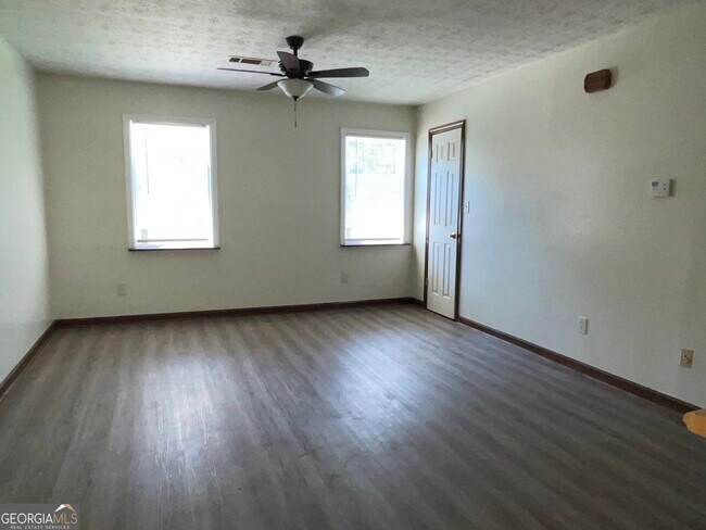 Building Photo - 5980 Sherwood Pl