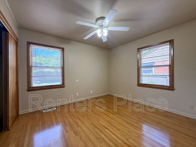 Building Photo - 1045 E 53rd St