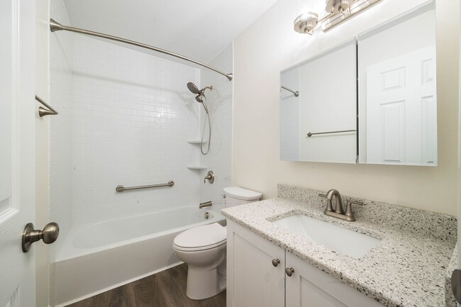 Building Photo - 0N024 Ambleside Dr