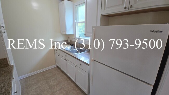 Building Photo - Bright Upstairs 1 Bedroom Apartment w/ Shared Garage Parking