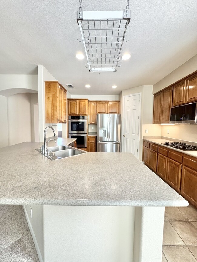 Building Photo - Beautiful large 4 bedroom home in rocklin!